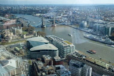 LONDON, İngiltere - Nisan 2023: Gökyüzü Bahçesi, 20 Fenchurch Caddesi üzerindeki Avrupa 'nın en yüksek bahçe alanıdır. Sergide şık bir restoran, brasserie ve kokteyl barı yer alıyor..