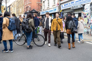 Londra, İngiltere - 20 Nisan 2023, Brick Lane boyunca karışık bir kalabalık yürüyor.