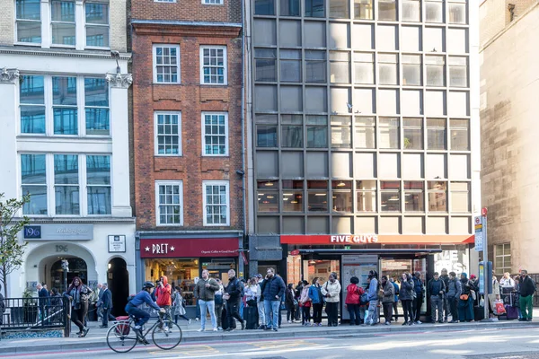 London Anglia Április 2023 Emberek Buszmegállóban Várják Buszt Londonban Különböző — Stock Fotó