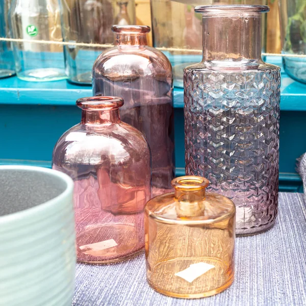ロンドン 12月2022 リバティ高級デパート 販売のための地元の市場で異なる形状の多色ガラス花瓶 — ストック写真