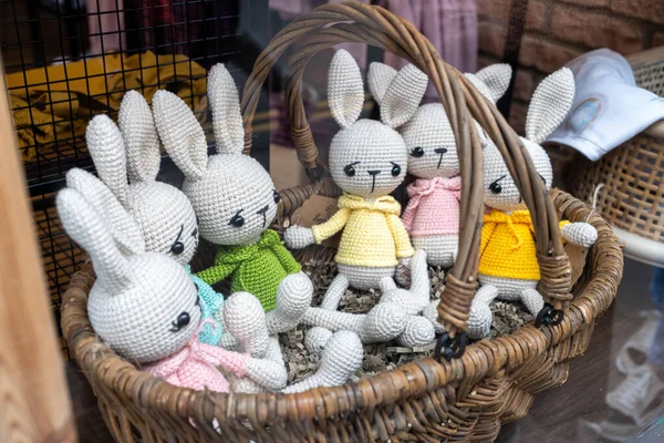 London April 2023 Knitted Hares Basket Decorate Shop Window Easter — Stock Photo, Image