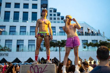 Tel Aviv, İsrail - 8 Haziran 2023: İsrail 'in Tel-Aviv kentindeki LGBTQ + topluluğunun yıllık Onur Yürüyüşü' ne katılan çeşitli katılımcıların görüntülenmesi