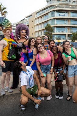 Tel Aviv, İsrail - 8 Haziran 2023: LGBTQ + topluluğunun yıllık Onur Yürüyüşü 'ne katılan çeşitli katılımcıların görüntülenmesi