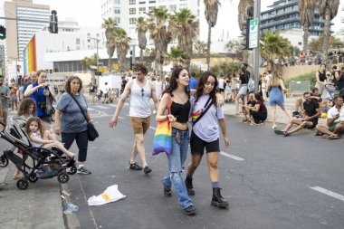 Tel Aviv, İsrail - 8 Haziran 2023: İsrail 'in Tel-Aviv kentindeki LGBTQ + topluluğunun yıllık Onur Yürüyüşü' ne katılan çeşitli katılımcıların görüntülenmesi