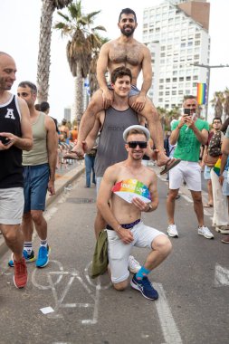 Tel Aviv, İsrail - 8 Haziran 2023: İsrail 'in Tel-Aviv kentindeki LGBTQ + topluluğunun yıllık Onur Yürüyüşü' ne katılan çeşitli katılımcıların görüntülenmesi