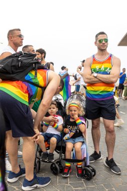 Tel Aviv, İsrail - 8 Haziran 2023: İsrail 'in Tel-Aviv kentindeki LGBTQ + topluluğunun yıllık Onur Yürüyüşü' ne katılan çeşitli katılımcıların görüntülenmesi