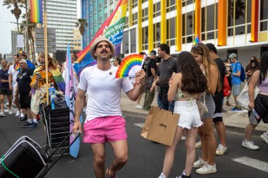 Tel Aviv, İsrail - 8 Haziran 2023: İsrail 'in Tel-Aviv kentindeki LGBTQ + topluluğunun yıllık Onur Yürüyüşü' ne katılan çeşitli katılımcıların görüntülenmesi