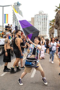 Tel Aviv, İsrail - 8 Haziran 2023: İsrail 'in Tel-Aviv kentindeki LGBTQ + topluluğunun yıllık Onur Yürüyüşü' ne katılan çeşitli katılımcıların görüntülenmesi