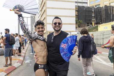 Tel Aviv, İsrail - 8 Haziran 2023: İsrail 'in Tel-Aviv kentindeki LGBTQ + topluluğunun yıllık Onur Yürüyüşü' ne katılan çeşitli katılımcıların görüntülenmesi