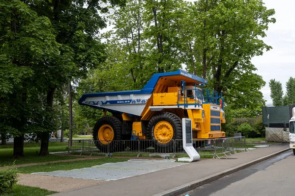 俄罗斯莫斯科 2023年6月5日 Belaz是一家生产拖运和运土设备 垃圾车 拖运卡车 重型设备的白俄罗斯制造商 Vdnkh是莫斯科的主要旅游胜地 — 图库照片