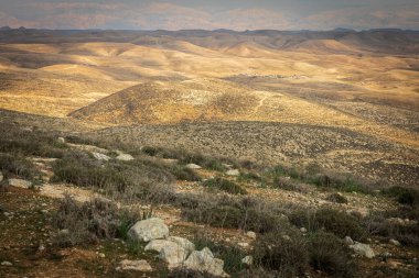 İsrail doğa eski beguin mezarlığı mezarlık kalıntıları, hills dağ ridge doğal manzaralı, Arif krater Negev Çölü, seyahat.