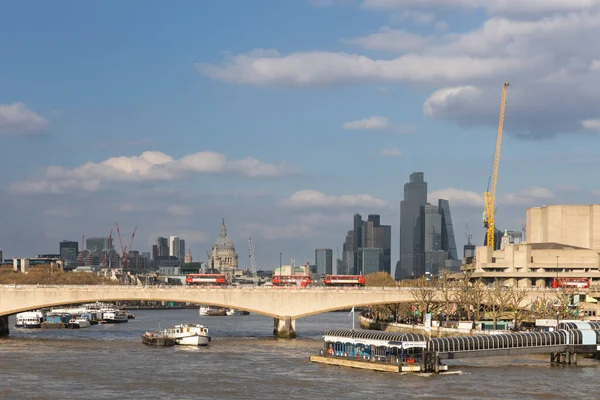 Londýn England Června 2023 Pohled Přes Řeku Temži Hungerfordské Lávky — Stock fotografie