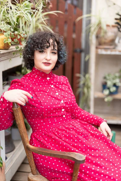 Portret Uśmiechniêtej Brunetki Dziewczyny Dwudziestu Piêciu Lat Ubrany Vintage Czerwonej — Zdjęcie stockowe