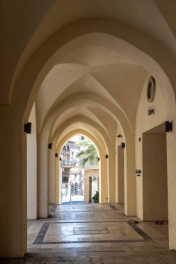 Bir dizi kemer, Tel Aviv 'deki eski bir Jaffa binasında bir atari salonu.