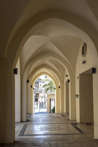 在特拉维夫老贾法的一座建筑里有一系列拱门 一个拱廊 — 图库照片