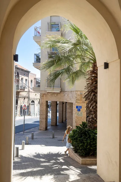 以色列特拉维夫 2023年6月 一系列拱门 位于特拉维夫老贾法的一座建筑中的拱廊 一个戴着草帽的女孩走在街上 — 图库照片