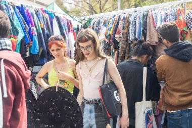 Barselona, Katalonya, İspanya - 29 Mart 2023: Vintage Market Günü. Bit pazarı, Barceloneta sahilinde bayram kutlaması. Şehir şenliği. Placa de Sant Josep Oriol Sanat Pazarı