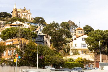 Barcelona, İspanya - 23 Nisan 2023, Bulvar 'daki Antik güzel villalar