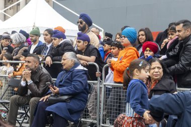 Londra, İngiltere - 22.04.2023, Vaisakhi Festivali Trafalgar Meydanı 'nda düzenlendi. Ulusal kıyafetli insanlar müzisyenlerin performansına bakıyorlar.