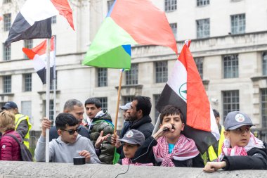 Londra, İngiltere -22.04.2023, gösteri geçtiğimiz günlerde İran 'da gerçekleşen bir dizi infazın ardından Cuma günü Downing Street' in dışında gerçekleşti. İran bayraklı gençler.