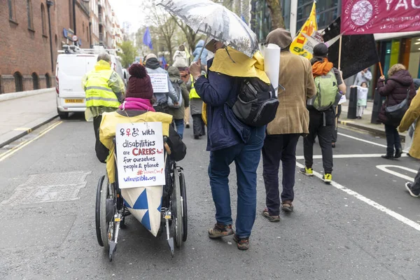 London 2023 Die Große Demonstration Frau Rollstuhl Rückansicht Mit Plakat — Stockfoto
