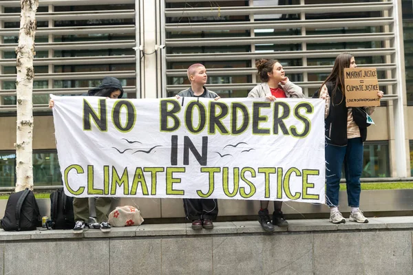 London 2023 Big One Demonstration Teenagers Holding Poster Borders Climate — Stock Photo, Image
