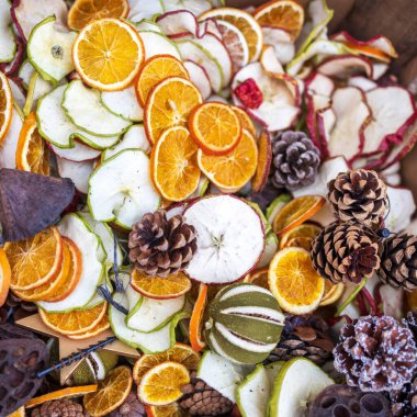 Kurutulmuş portakal, narenciye, nilüfer, aroma ve dekorasyon için elmalar.