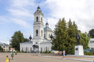 Tarusa, Kaluga bölgesi, Rusya - 9 Ağustos 2023. St. Peter ve Paul Katedrali şehrin ana meydanında. Rusya 'da tatiller.
