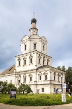 Moskova, Rusya - 14 Ağustos 2023, Spaso-Andronikov Manastırı Yauza Nehri kıyısındaki eski manastır..