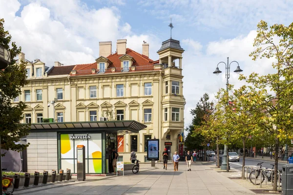 Vilnius, Litvanya - 23 Ağustos 2023, Kiosk Narvesen eski bir kasabanın arka planına karşı.