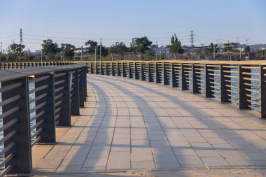 BEER ŞEVA, ISRAEL - 01 Ekim 2023: Yeni park ve Beer Sheva yakınlarındaki çölde yapay göl