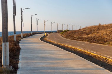 Doğa koruma alanı ve ulusal park Tel Shikmona 'da yayalar ve bisikletler için bir yol. Hayfa, İsrail 'deki sahil gezisi.