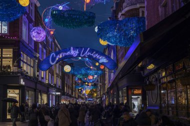 Londra, İngiltere - 10 Aralık 2023, Carnaby Sokağı Noel süslemeleri son 25 yılın en iyilerinin bir derlemesi ve 14 farklı tema içeriyor