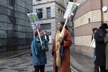 Londra, İngiltere - 9 Aralık 2023, Binlerce Filistin yanlısı protestoya katıldı. Pro Filistin miting yürüyüşü