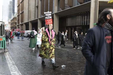 Londra, İngiltere - 9 Aralık 2023, Binlerce Filistin yanlısı protestoya katıldı. Pro Filistin miting yürüyüşü