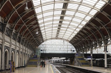 Londra, İngiltere - 18 Aralık 2023: Paddington istasyonunun iç mimarisi Londra 'nın merkezinde ünlü bir tren istasyonu.