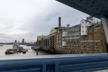 Londra, İngiltere, 3 Aralık 2023: Thames Nehri gezileri için bir üs olan Tower Bridge manzaralı Butler 's Wharf Pier