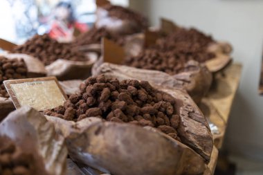 Tahta kaselerde el yapımı çikolatalar.