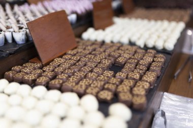 Tahta kaselerde el yapımı çikolatalar.