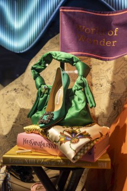 LONDON - 30 Aralık 2023: Liberty 's, Londra' nın batı ucundaki Great Marlborough Caddesi 'nde 1875 yılında açılan lüks mağaza Noel için dekore edilmiştir. Çok çeşitli lüks mallar satar.