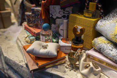 LONDON - 30 Aralık 2023: Liberty 's, Londra' nın batı ucundaki Great Marlborough Caddesi 'nde 1875 yılında açılan lüks mağaza Noel için dekore edilmiştir. Çok çeşitli lüks mallar satar.