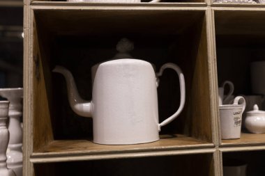 Çok çeşitli beyaz tabak ve kupalar dizilmişti.