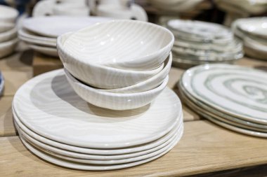 Çok çeşitli beyaz tabak ve kupalar dizilmişti.