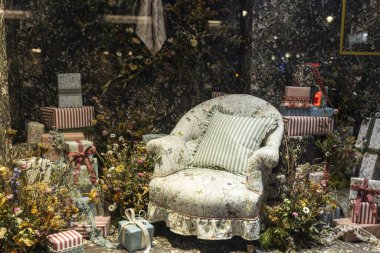 LONDON - 30 Aralık 2023: Liberty 's, Londra' nın batı ucundaki Great Marlborough Caddesi 'nde 1875 yılında açılan lüks mağaza Noel için dekore edilmiştir. Çok çeşitli lüks mallar satar.