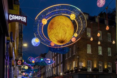 Londra, İngiltere - 10 Aralık 2023, Carnaby Sokağı Noel süslemeleri son 25 yılın en iyilerinin bir derlemesi ve 14 farklı tema içeriyor