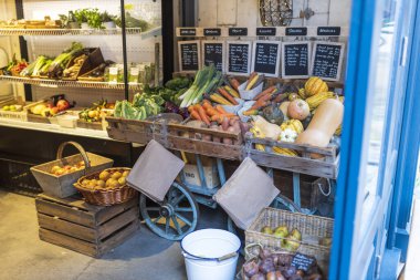 Londra, İngiltere - 20 Aralık 2023 Pazarda satılık taze sebzeler