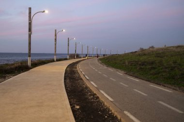 Doğa koruma alanı ve ulusal park Tel Shikmona 'da yayalar ve bisikletler için bir yol. Hayfa, İsrail 'deki sahil gezisi.