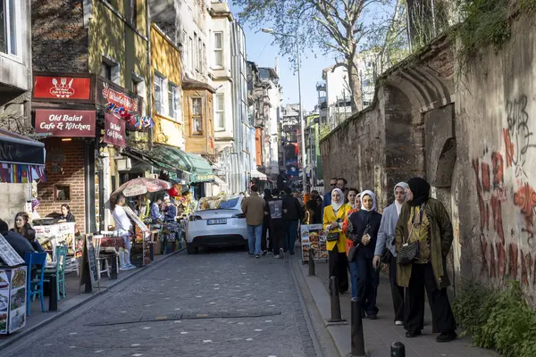 Istanbul Turecko Dubna 2024 Lidé Sedí Verandě Kavárny Okrese Balata Stock Obrázky