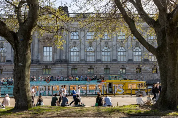 Berlín Alemania Abril 2024 Gente Está Sentada Terraplén Primavera Berlín Imagen De Stock