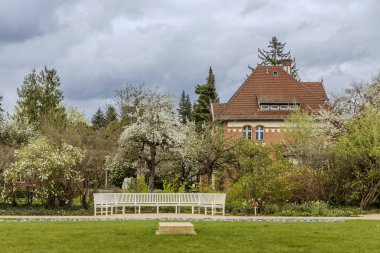 BERLİN, GERMANY -10 Nisan 2024, 1897 ve 1910 yılları arasında inşa edilen Berlin Dahlem Botanik Bahçesi (Botanischer Garten) dev cam seraları içerir. Berlin Özgür Üniversitesi 'ne ait..